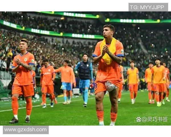 63岁足球明星重返赛场展现传奇风采引发球迷热议 63岁足球明星重返赛场展现传奇风采引发球迷热议