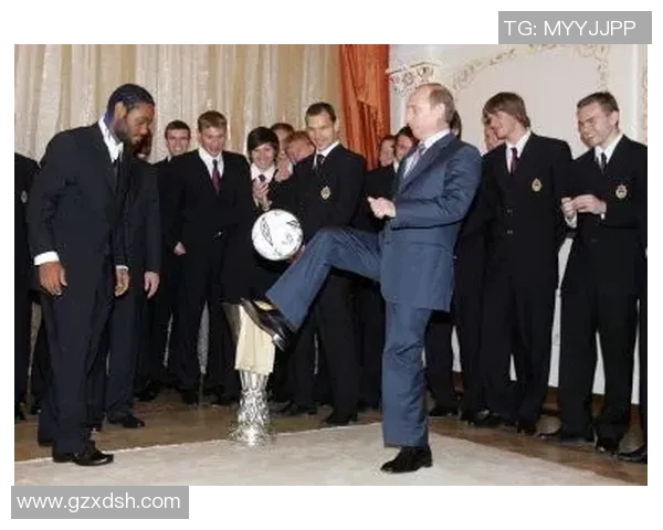 普京亲自为足球明星颁奖的精彩瞬间引发热议与关注 普京亲自为足球明星颁奖的精彩瞬间引发热议与关注